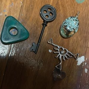 FREE with bundle 💛coraline pendants ! (2 extra)